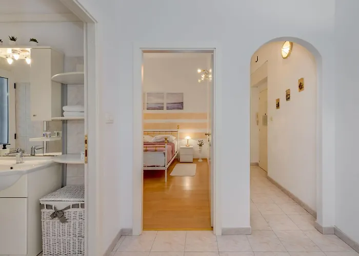 Und Riva Lucija Von Litto By Interhome Apartman Split